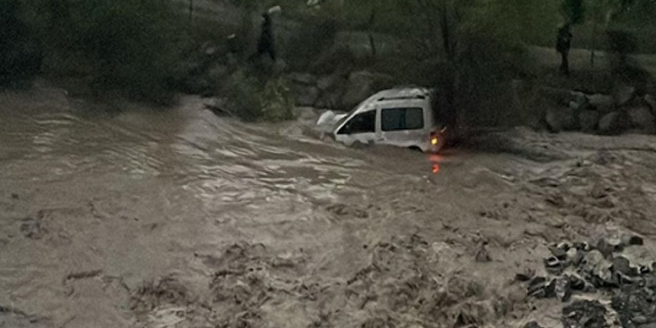 Heyelan can aldı! Suya sürüklenen araçtaki çocuk kayboldu