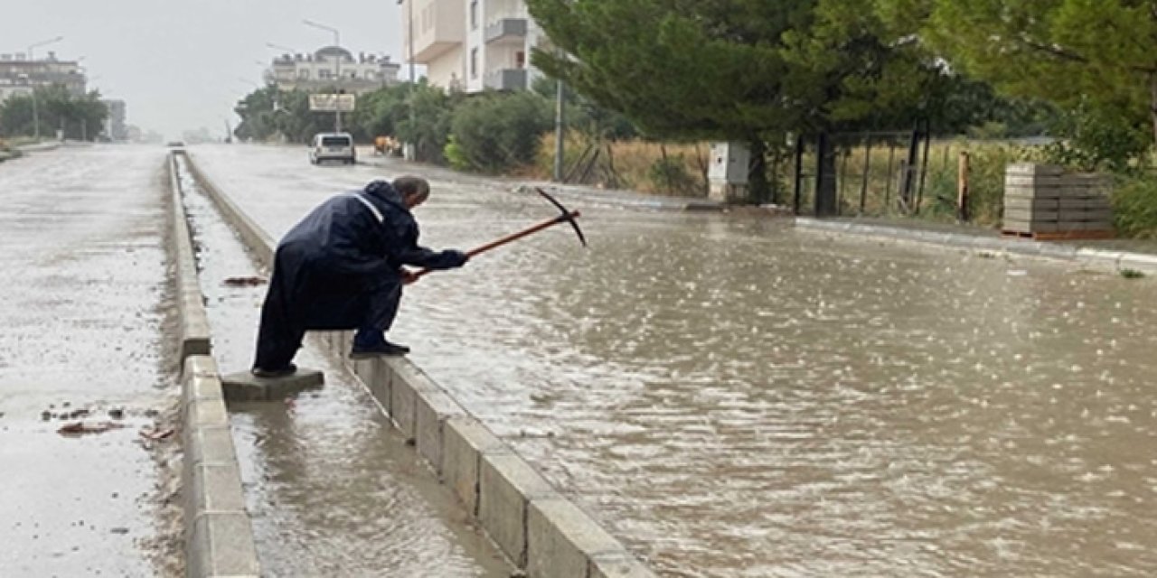 Sağanak nedeniyle rögarlar tıkandı