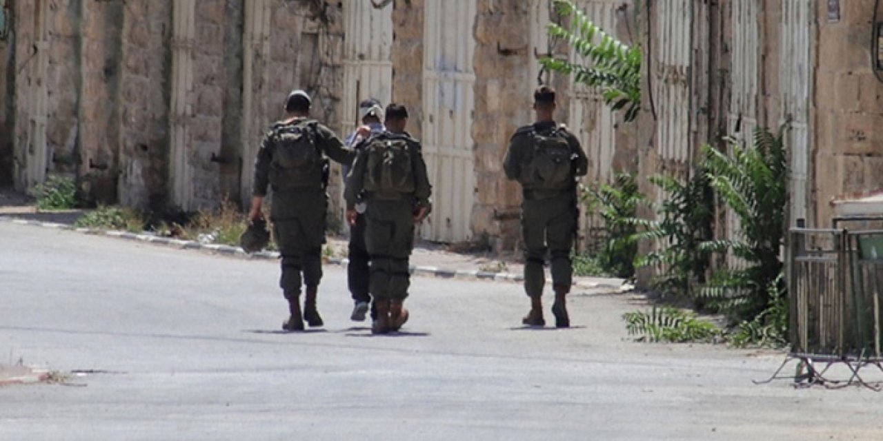 İsrail askerleri Batı Şeria'da en az 20 Filistinliyi gözaltına aldı