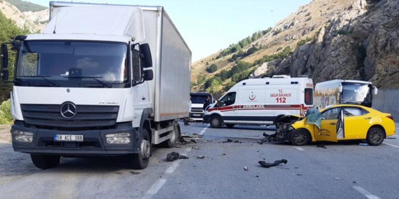 Erzincan'da korkunç kaza! 2 ölü, 2 yaralı