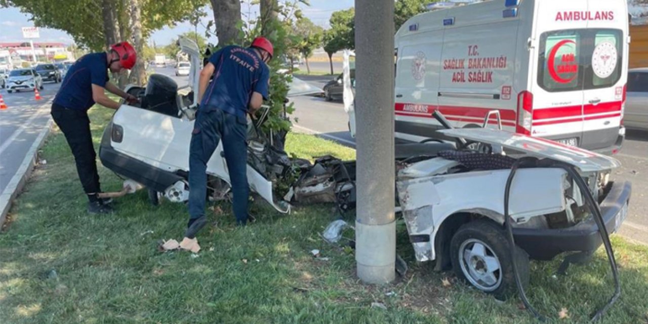 Direğe çarpan otomobil ikiye bölündü: 1 ölü, 1 yaralı