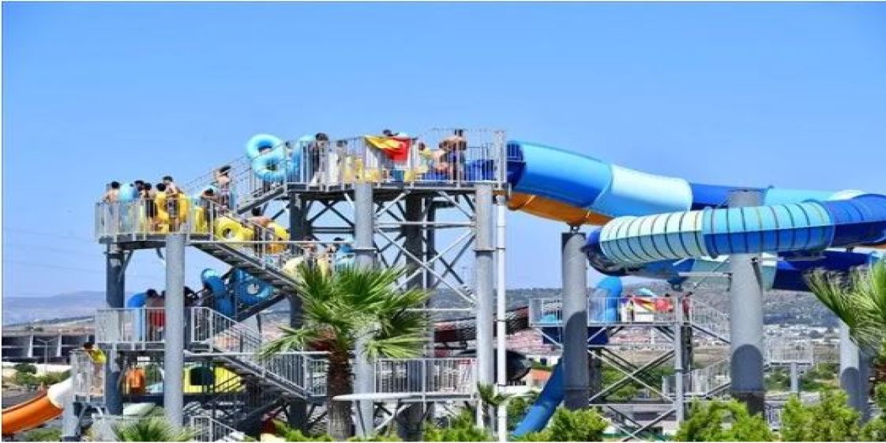 İzmir'in gençlerine su gibi eğlence: Ücretsiz deniz ve aquapark imkanı