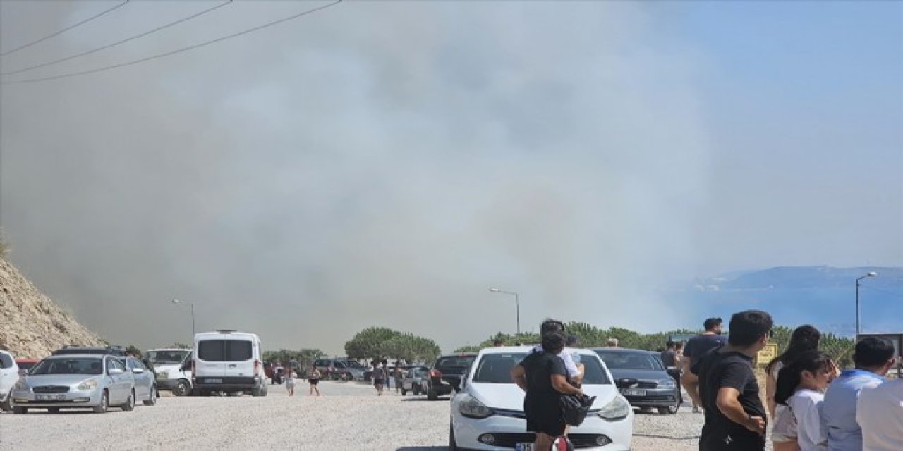 İzmir'de Orman Yangını: Bir Site Tahliye Edildi