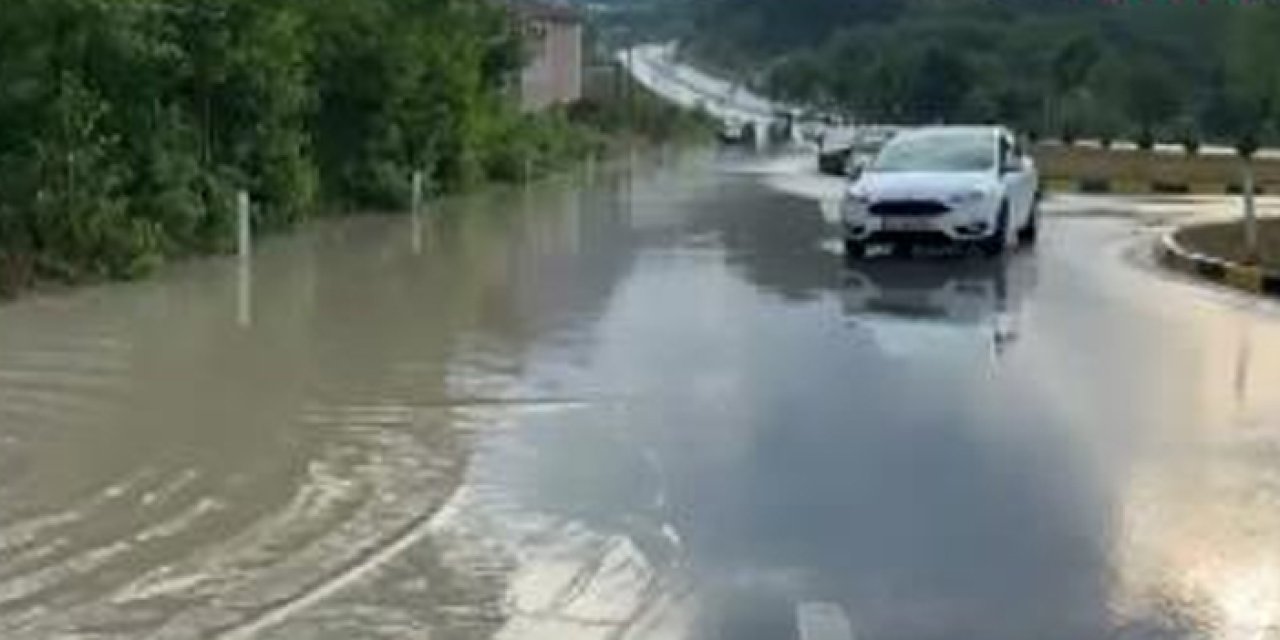 Taşkın meydana geldi: Yol ulaşıma kapandı