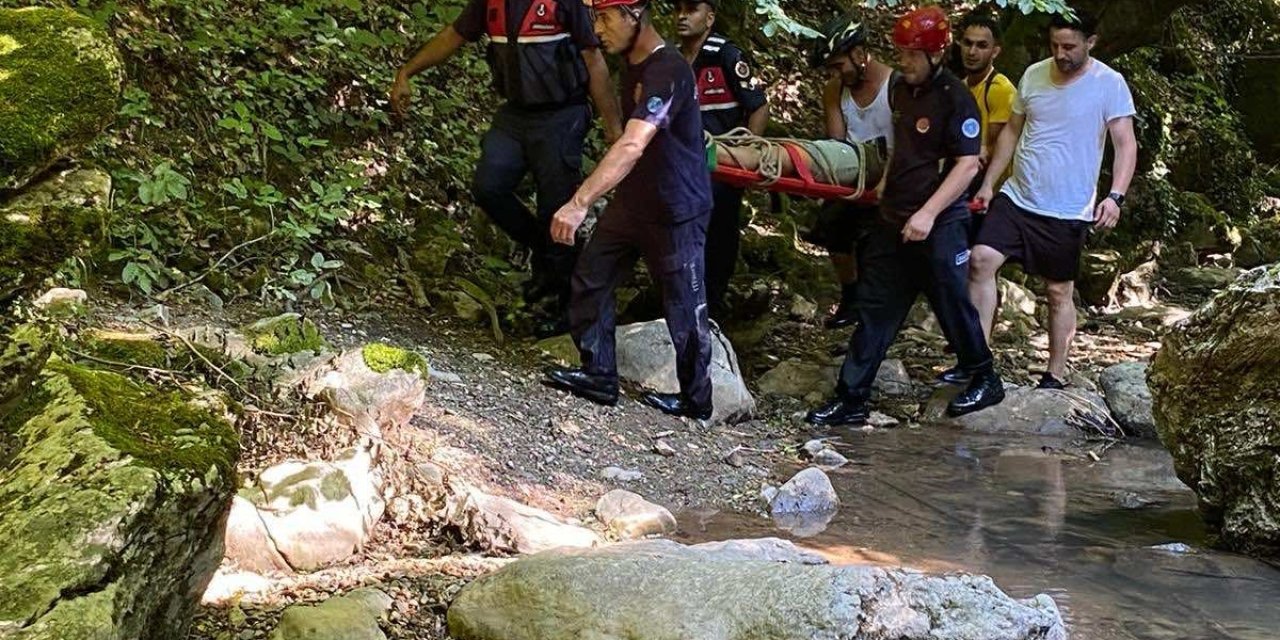 Kanyonda fotoğraf çektirirken 5 metre yükseklikten düşen kadın yaralandı