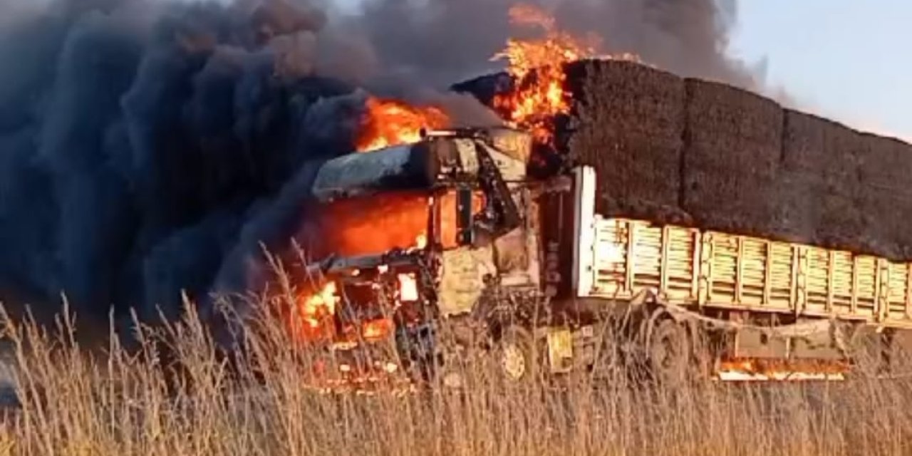 Saman yüklü TIR seyir halindeyken yandı; alevler tarlaya sıçradı