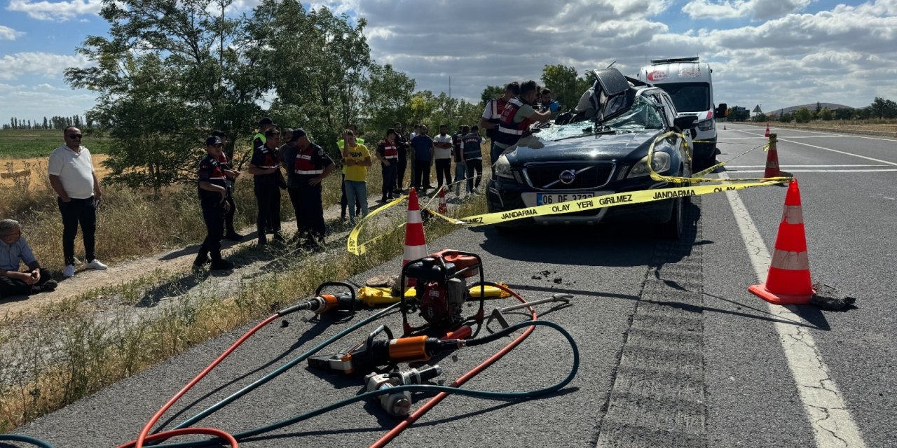 Otomobilin kamyona arkadan çarptığı kazada 2 kız kardeş öldü, 1 kişi yaralandı