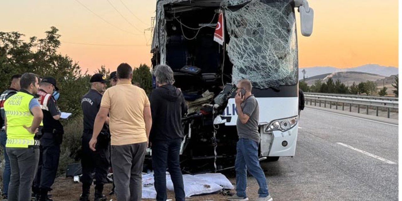 Yolcu otobüsü kamyona arkadan çarptı: Ölü ve yaralılar var