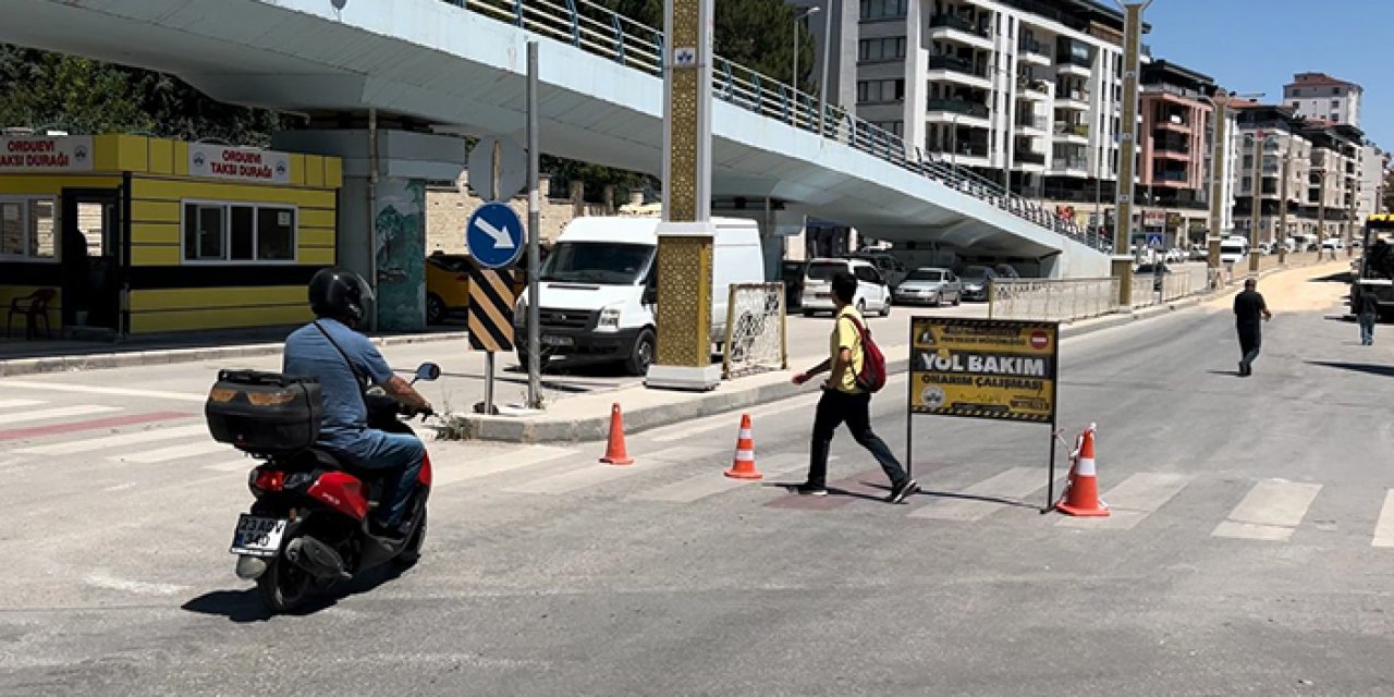 Trafikte zor anlar! Kapalı caddede ters yöne gittiler