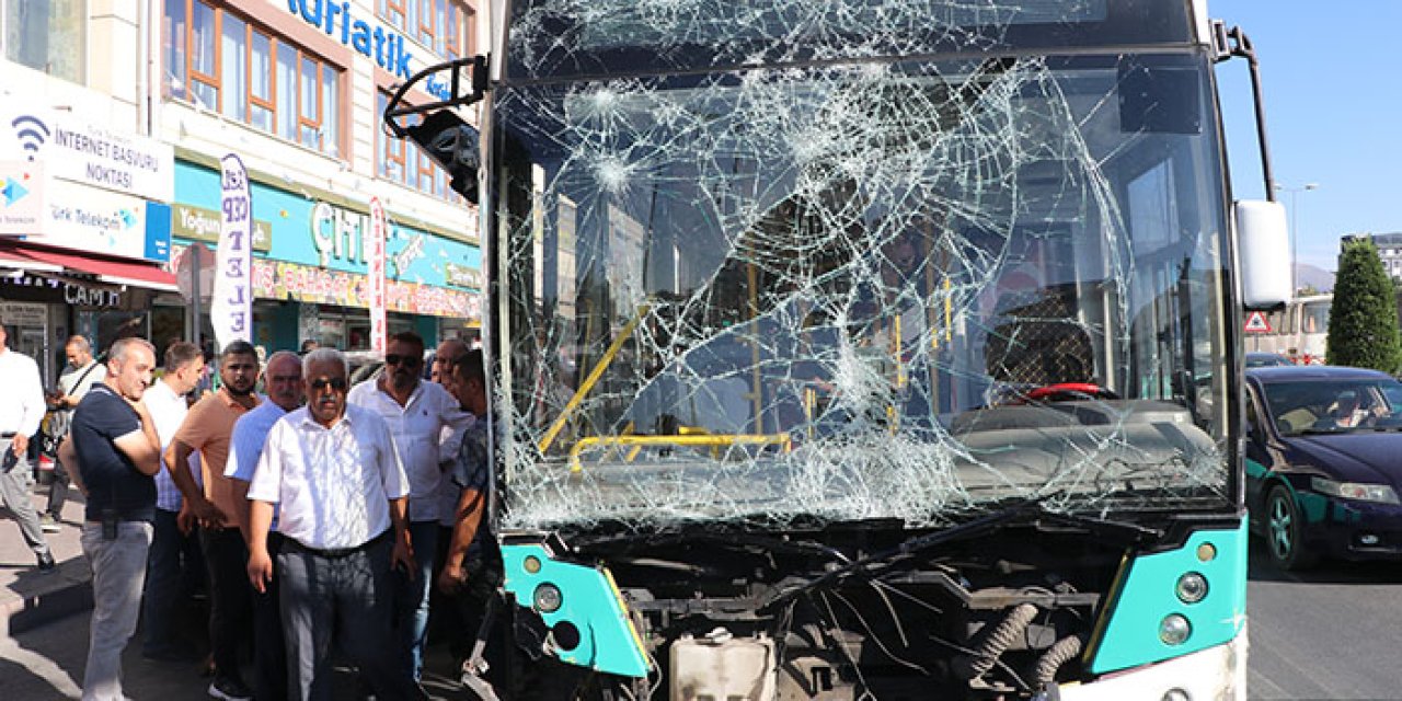 Feci kaza! Freni boşalan otobüs yayalara çarptı