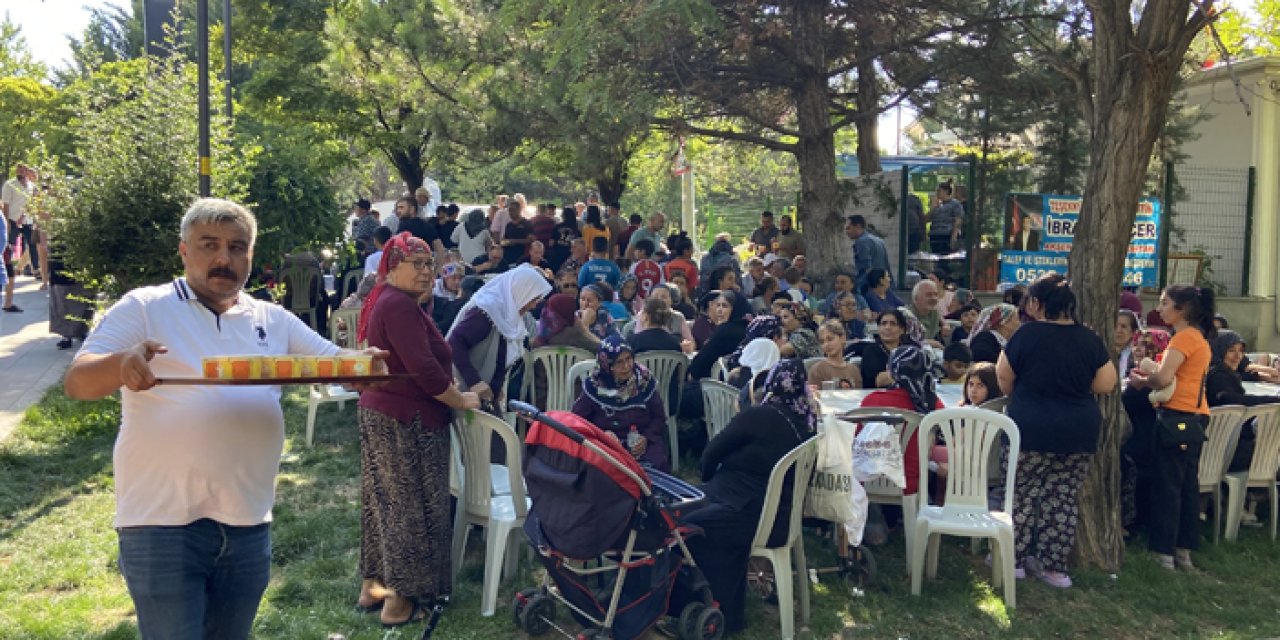 Mamak'ta 3 bin kişiye aşure dağıtıldı