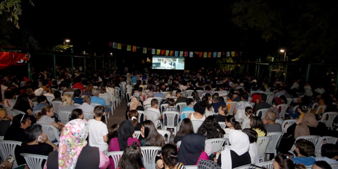 Yaz akşamları keyifli: Açık hava sineması Mamak'ta