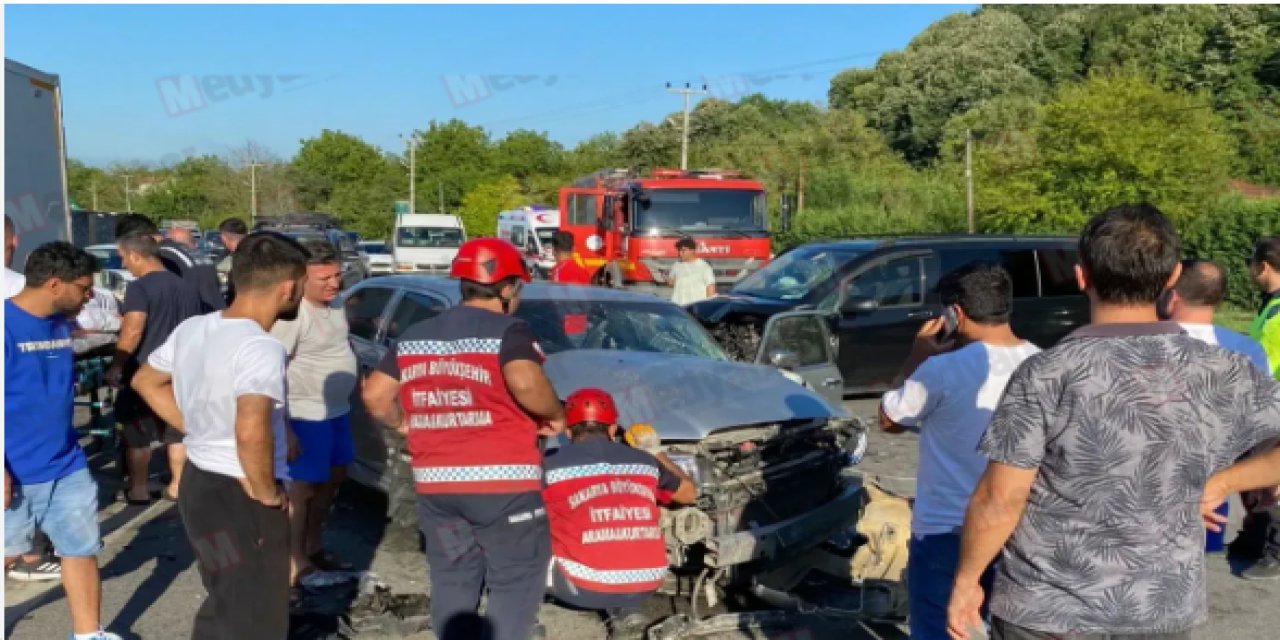 Sapanca'da minibüs ile otomobil çarpıştı: 5 yaralı