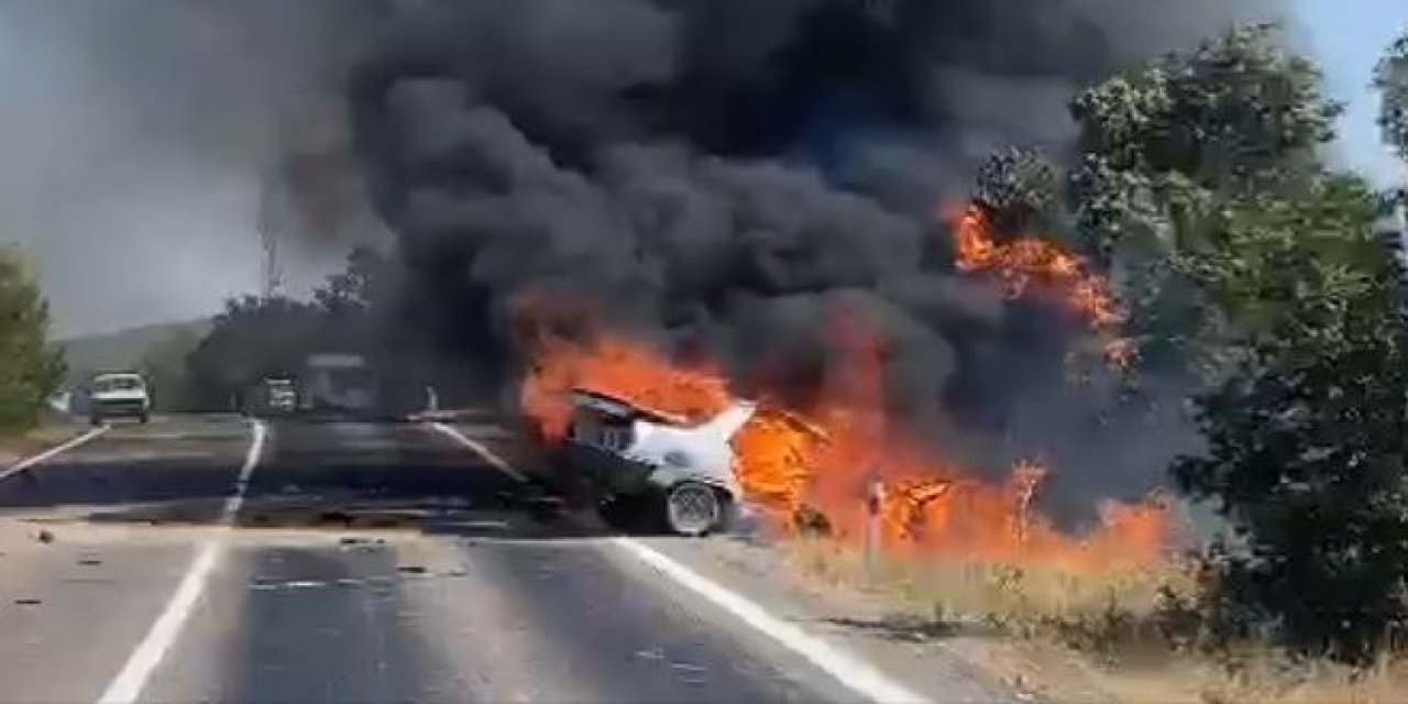 Manisa'da kaza yapan otomobil alev topuna döndü: 5 yaralı