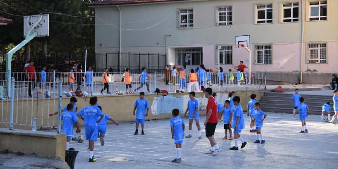 Pursaklar'da spor eğitim alan çocuklara spor kıyafetleri hediye edildi