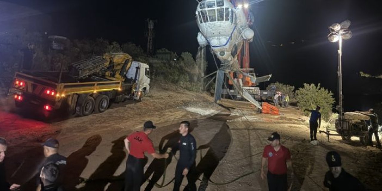 Adana'da göle düşen helikopter çıkarıldı