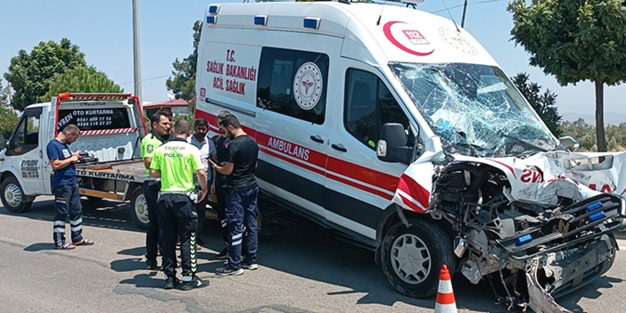 Kazaya karışan ambulanstaki görevliler yaralandı