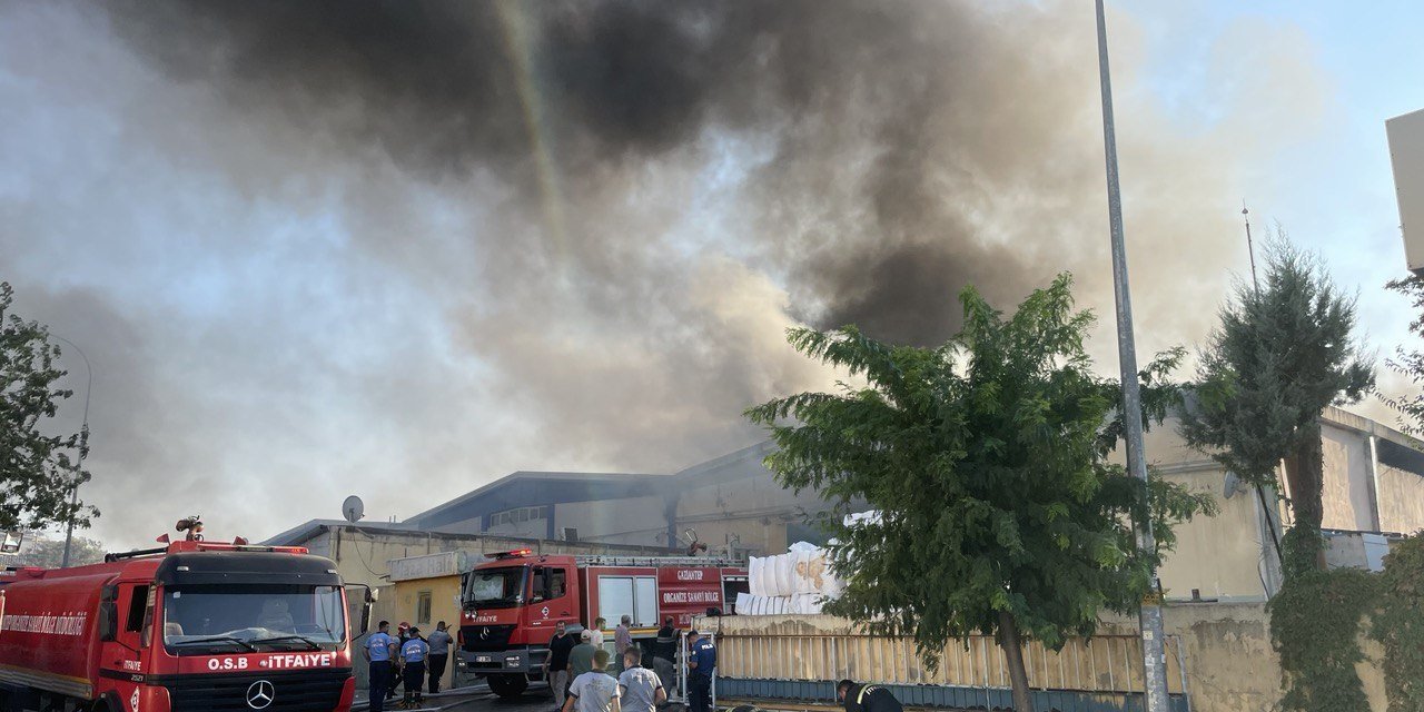 Gaziantep'te elyaf fabrikasındaki yangın 2 saatte söndürüldü