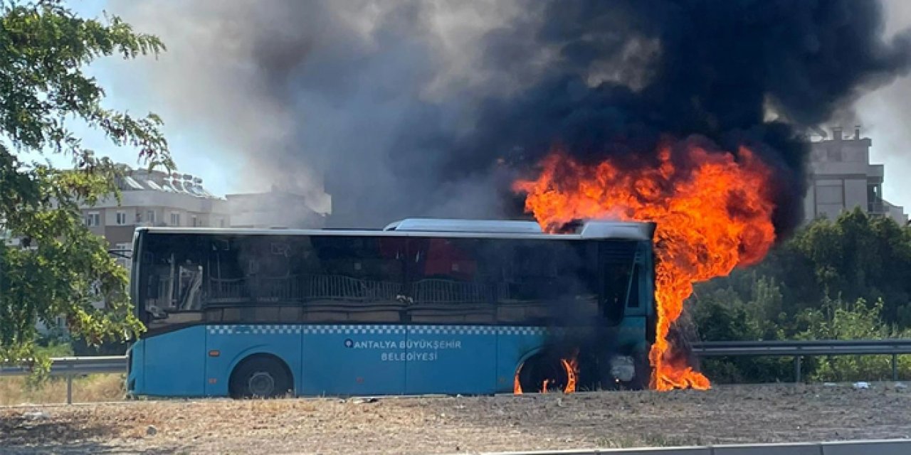 Antalya'da seyir halindeki belediye otobüsü, alev alev yandı