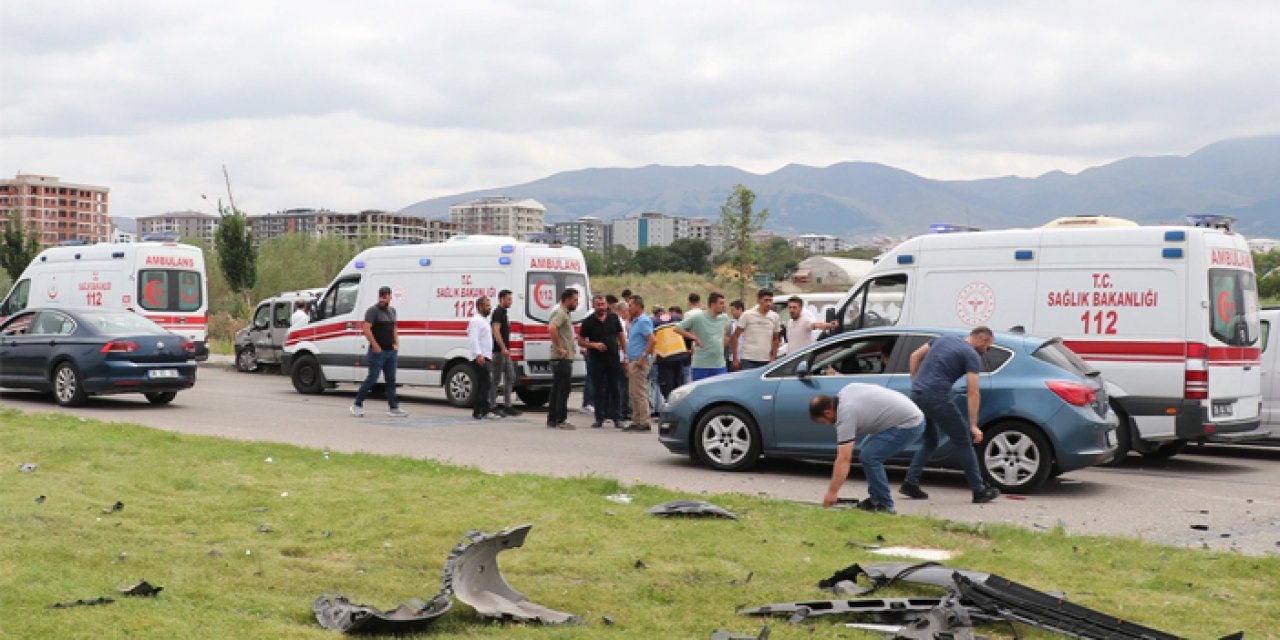 Erzurum'da iki hafif ticari araç çarpıştı, 9 kişi yaralandı