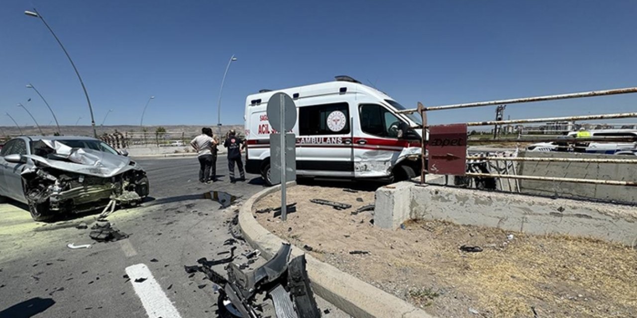 Ambulans otomobille çarpıştı: Yaralılar var