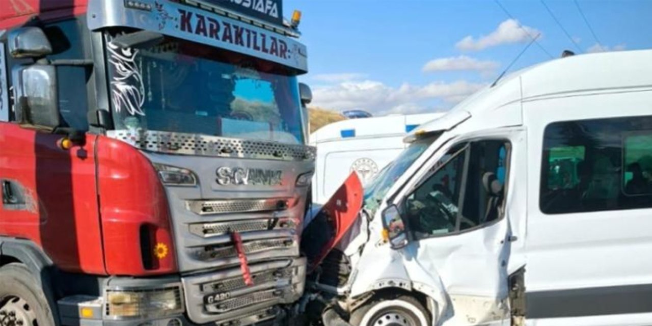 Çorum’da otomobille çarpışan işçi servisi, tıra çarptı: 14 yaralı