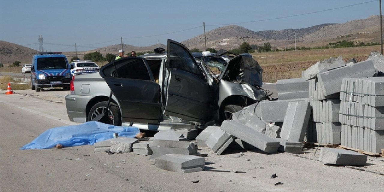 Bordür taşına çarpan otomobildeki karı koca öldü, çocukları yaralandı