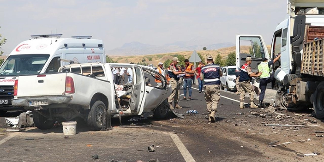 Pikap ile tır çarpıştı: 4 kişi öldü