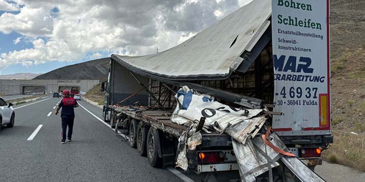 Erzincan'da feci kaza: 1'i polis memuru, 4 ölü