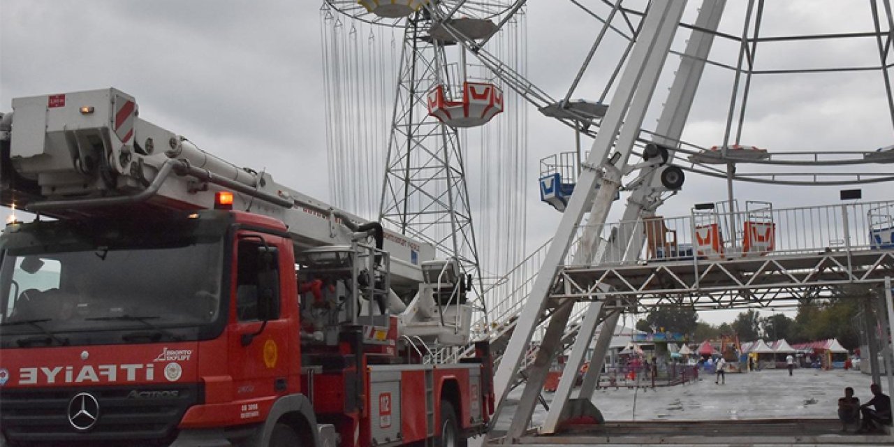 Elektrik kesilince dönme dolapta mahsur kaldılar