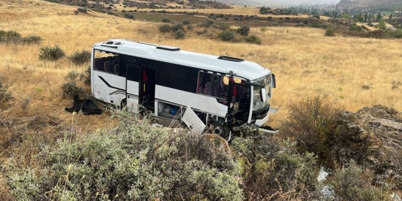 Ankara'dan Sivas'a giden midibüs devrildi: 29 kişi yaralandı