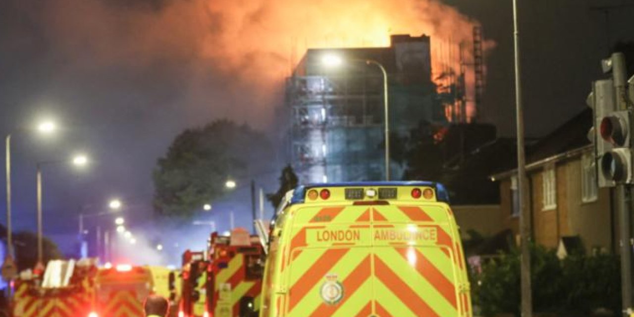 Londra'da çok katlı binada çıkan yangında 100'ü aşkın kişi tahliye edildi