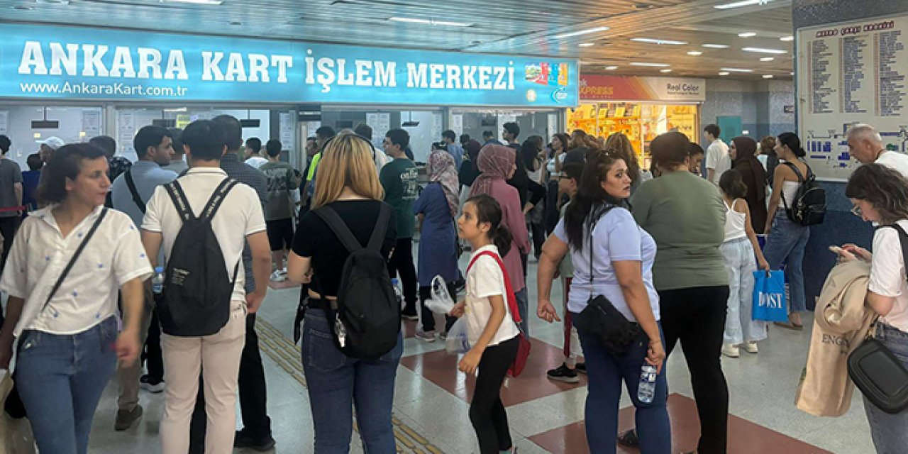 Başkentte kart yoğunluğu: Kızılay'da kuyruk oluştu