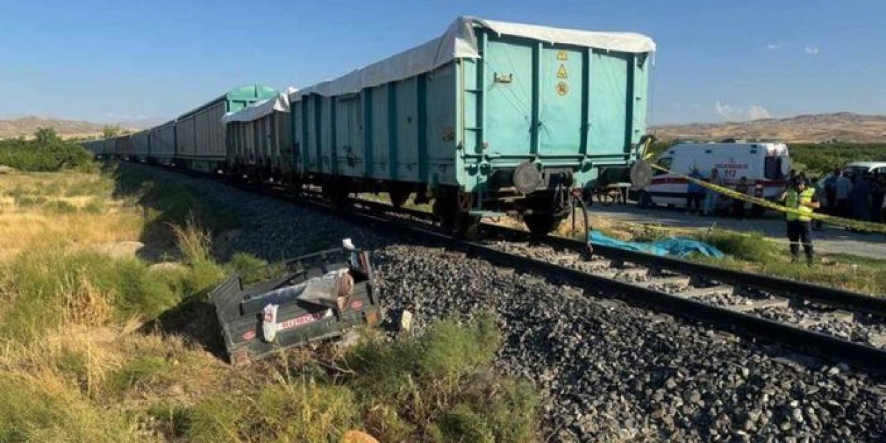 Yük treni tarım aracına çarptı: Çok sayıda ölü ve yaralı var