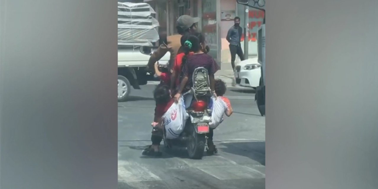 Trafikte tepki çeken görüntü: Bir motosiklete 6 kişi bindiler, çocukları çuvallarla taşıdılar