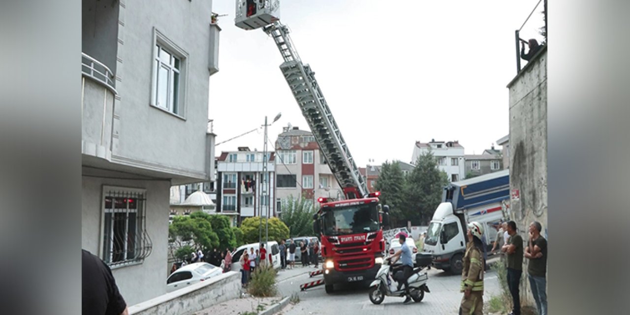 4 katlı binada yangın: Mahsur kalan 4 kişiyi itfaiye kurtarıldı