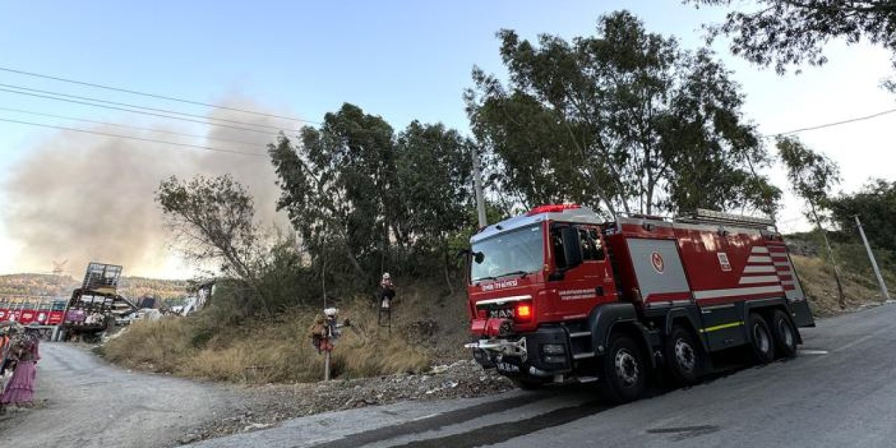 İzmir'deki büyük yangın söndürüldü