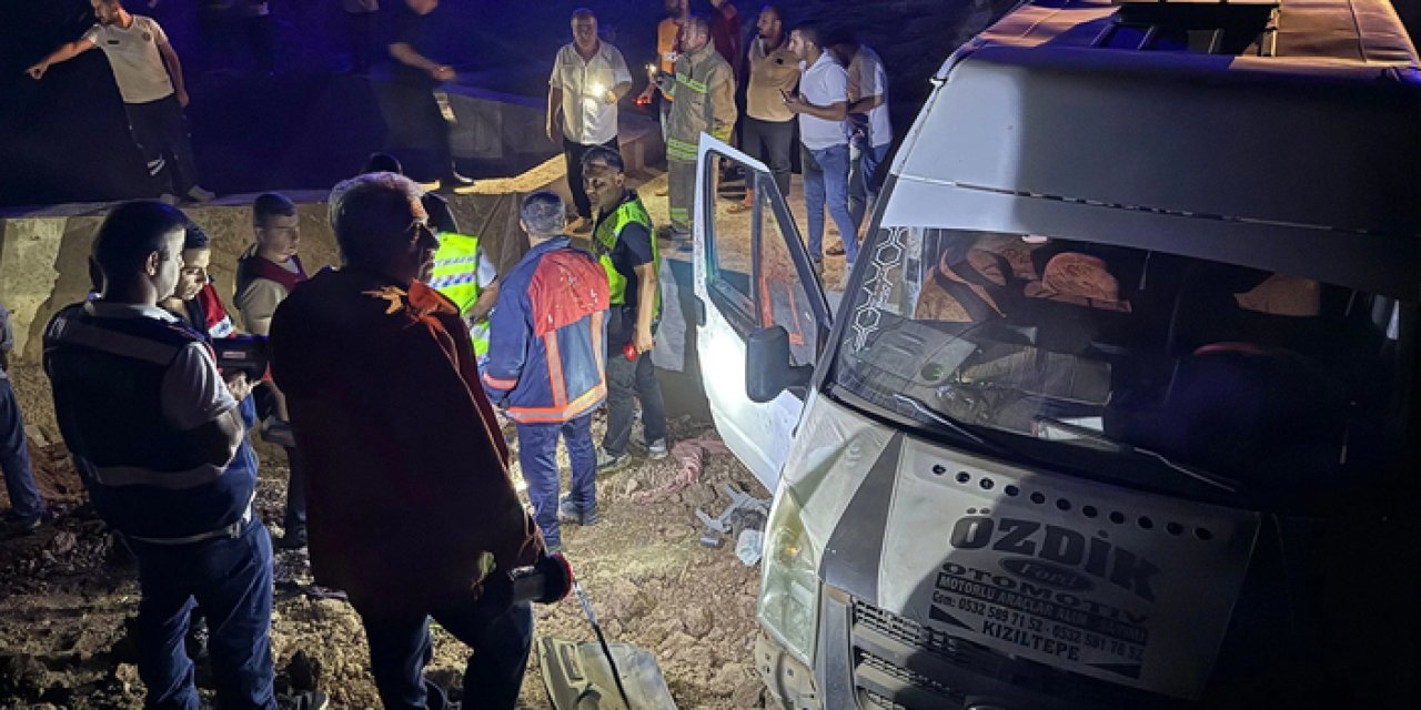 Mardin'de tarım işçilerini taşıyan minibüs, sulama kanalına devrildi: 21 yaralı