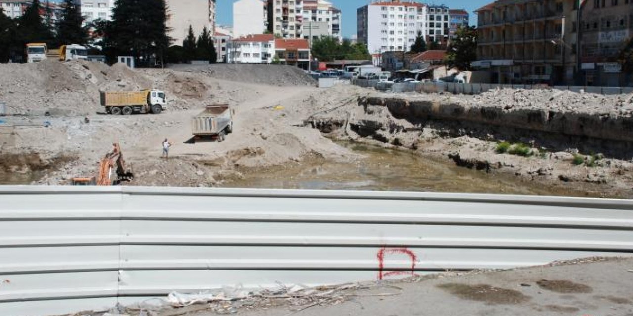 Eskişehir’de yol çöktü