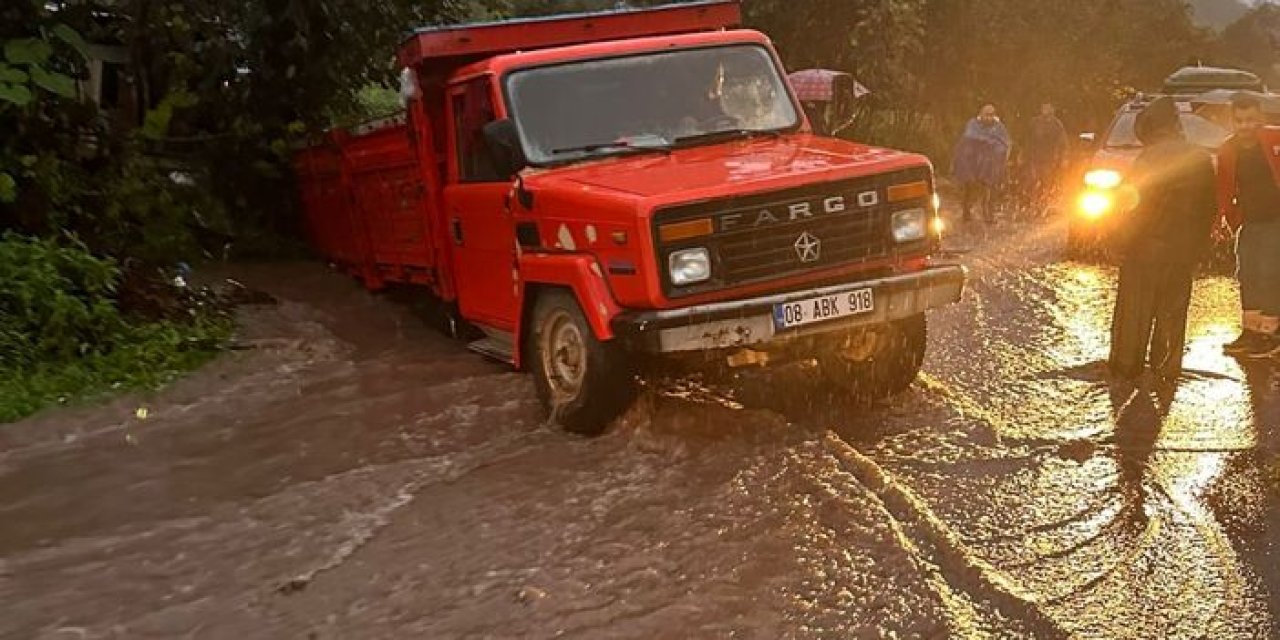 Artvin'de kuvvetli yağış hayatı felç etti