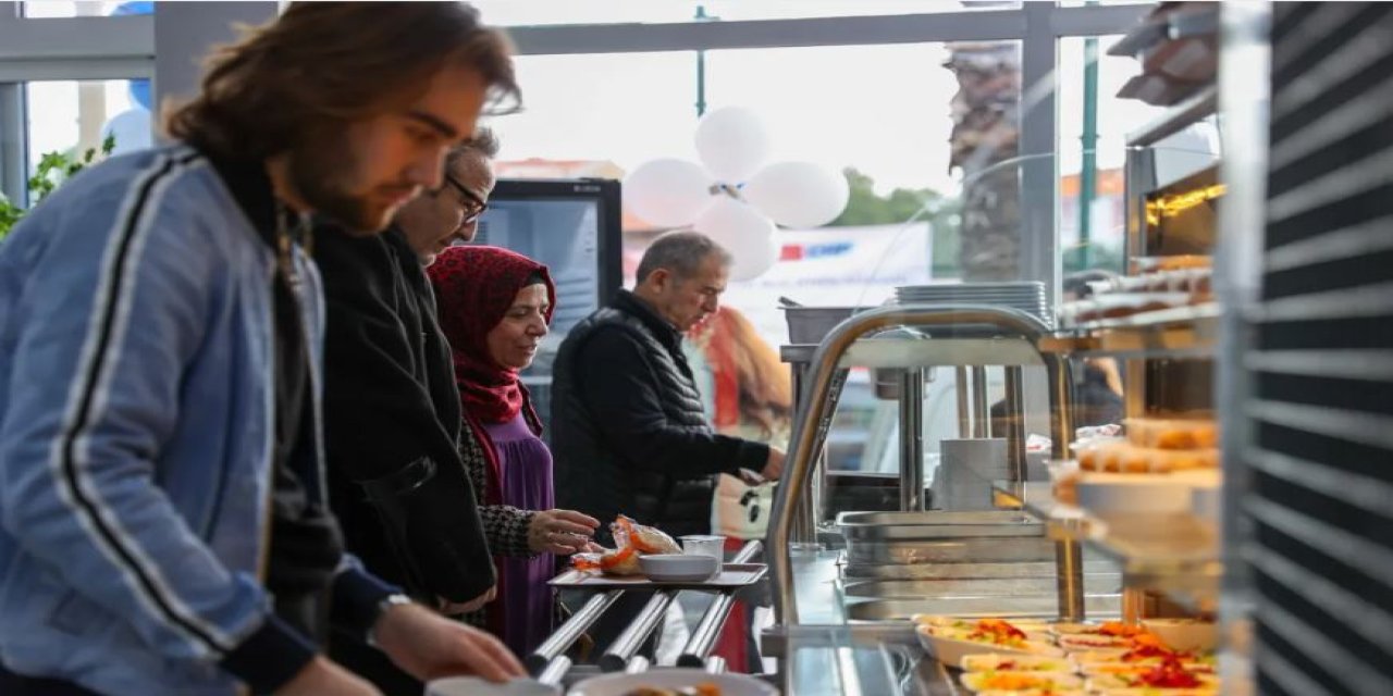 İsteyen her vatandaş faydalanabilecek: Buca'da askıda yemek uygulaması başladı