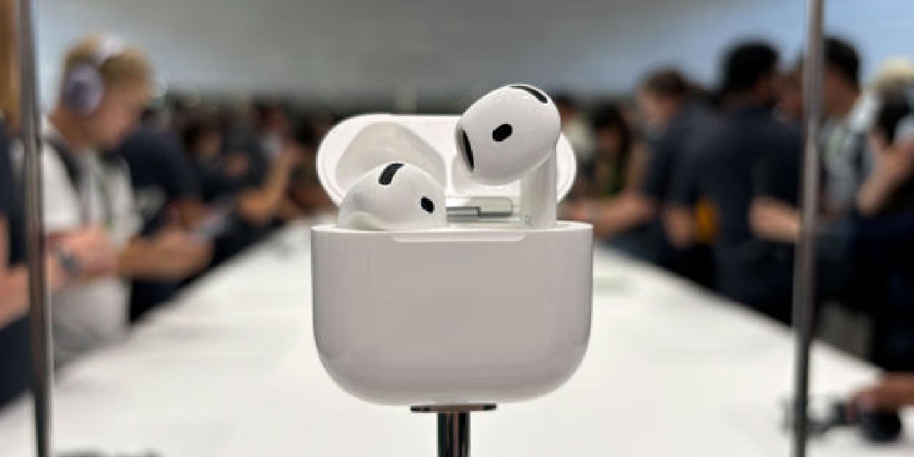 Yeni AirPods 4 tanıtıldı: Kablosuz şarj ve gelişmiş pil ömrü