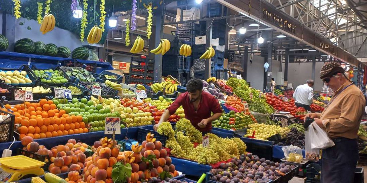 Portakal ve mandalinalar Ulus Hali'nde tezgahları süslüyor