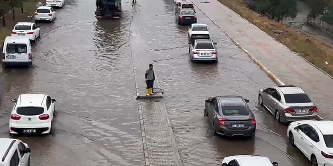 Diyarbakır'ı sağanak vurdu: Sokaklar göle döndü