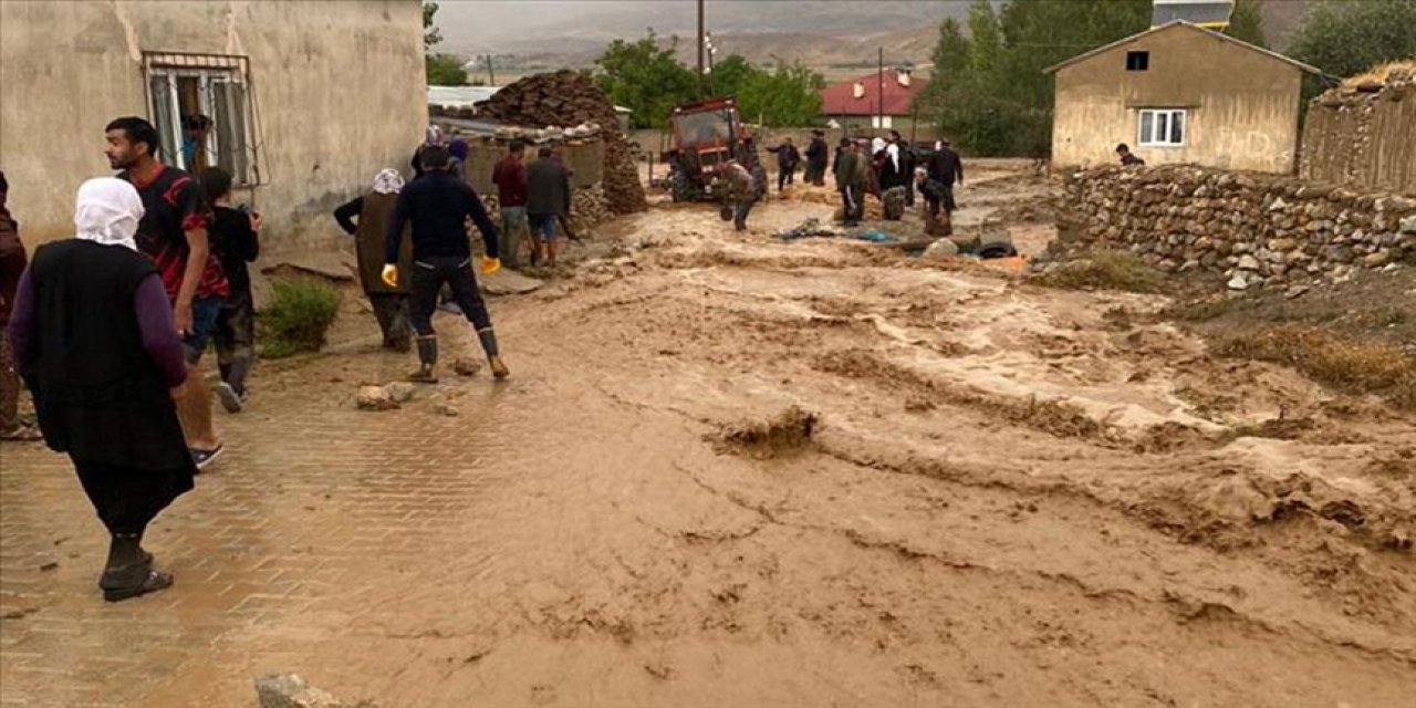 Van'da Sağanak Yağış Sele Yol Açtı