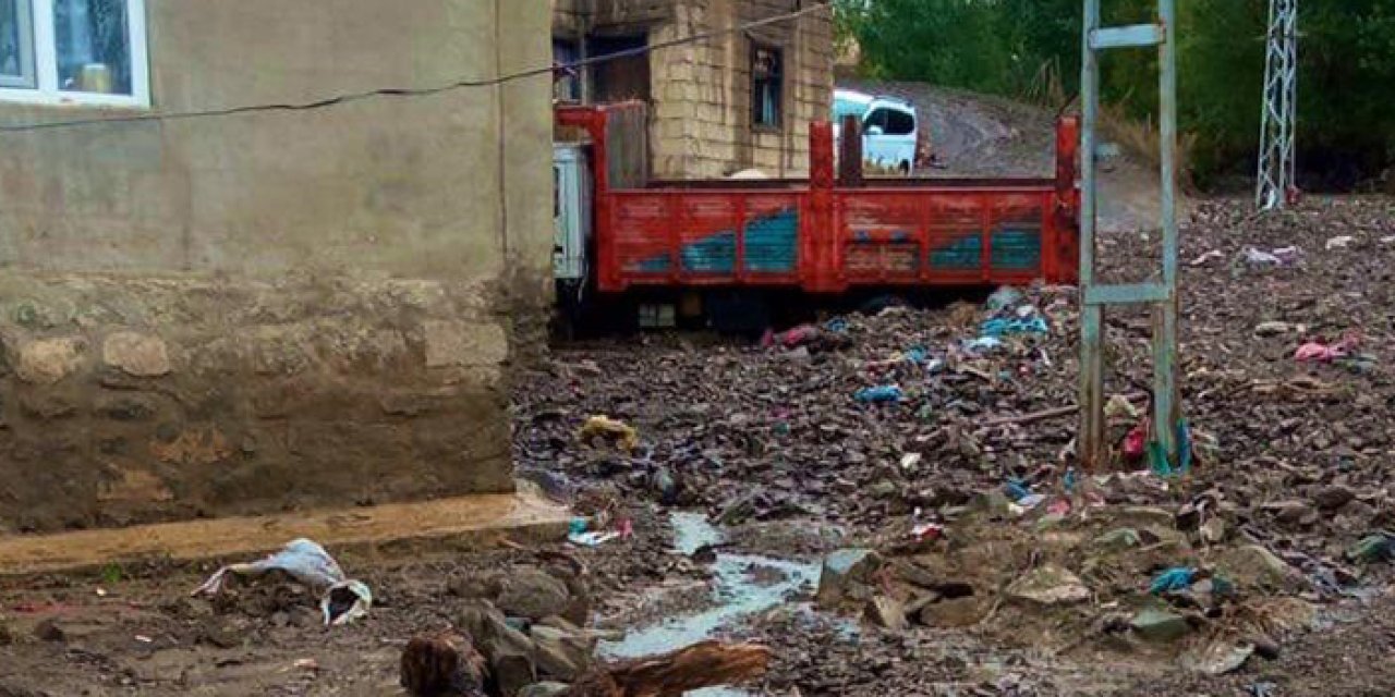 Van'ı sel vurdu: Ev ve ahırlarda su baskını