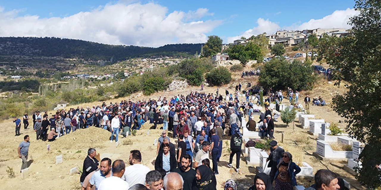 Komşularının öldürdüğü baba, oğul ve gelin toprağa verildi