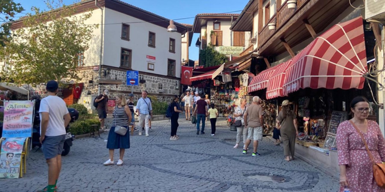 Esnaf memnun: Ankara Kalesi yaz sezonunu yoğun geçirdi