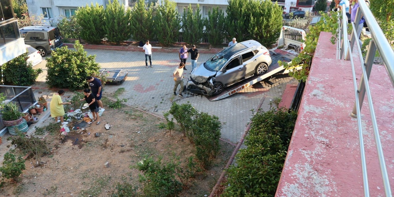 İzmir'de Otomobil Apartmanın Bahçesine Düştü, 2 Yaralı