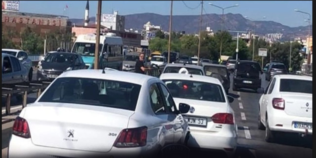 İzmir'de zincirleme trafik kazası: Kazaya üç araç karıştı!